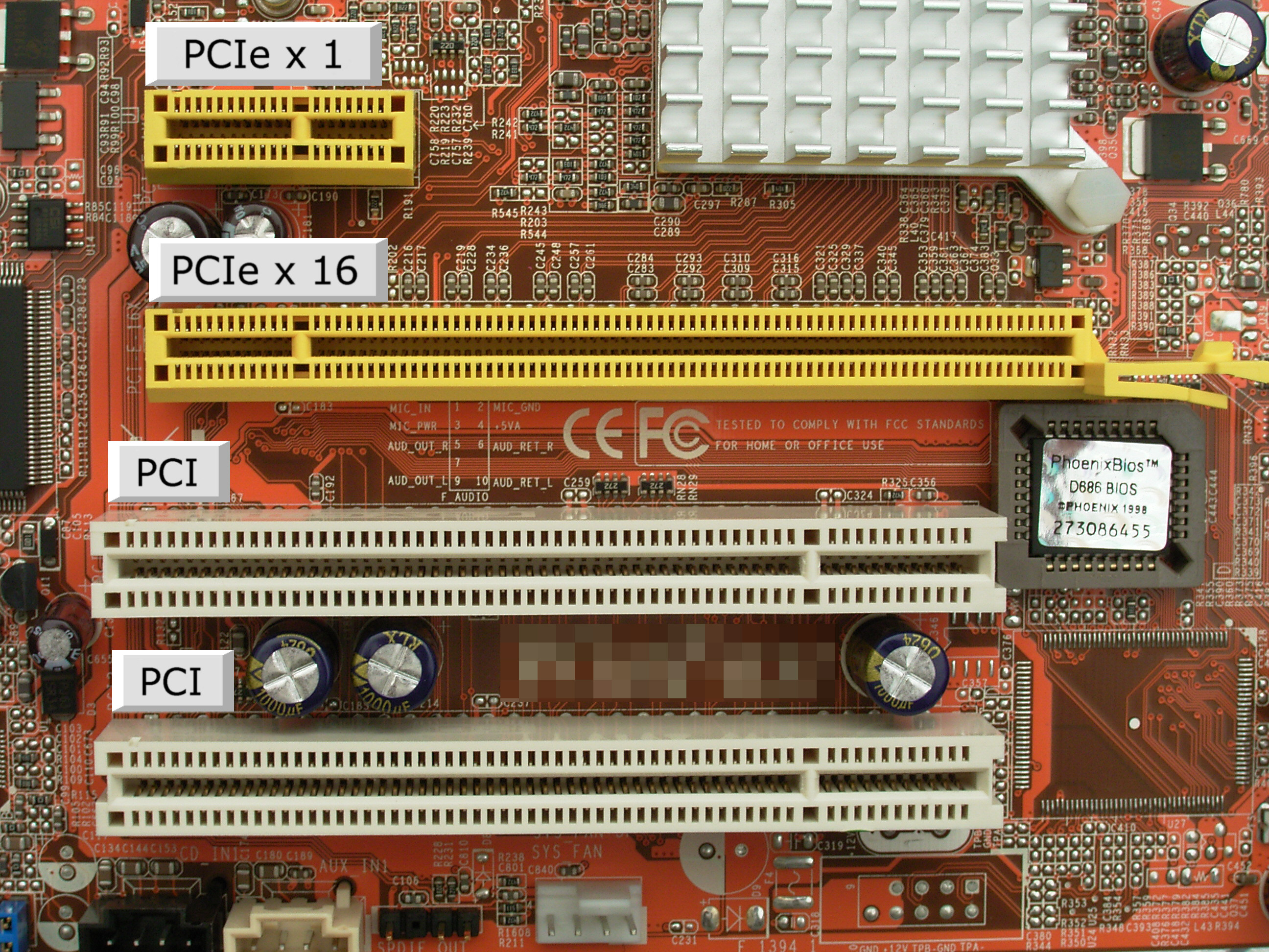 Abbildung PCI und PCI Express im Vergleich Lizenz: GNU-FDL 1.2  bzw. Creative Commons-Lizenz Namensnennung-Weitergabe unter gleichen Bedingungen 2.0 Deutschland  Quelle: Wikimedia