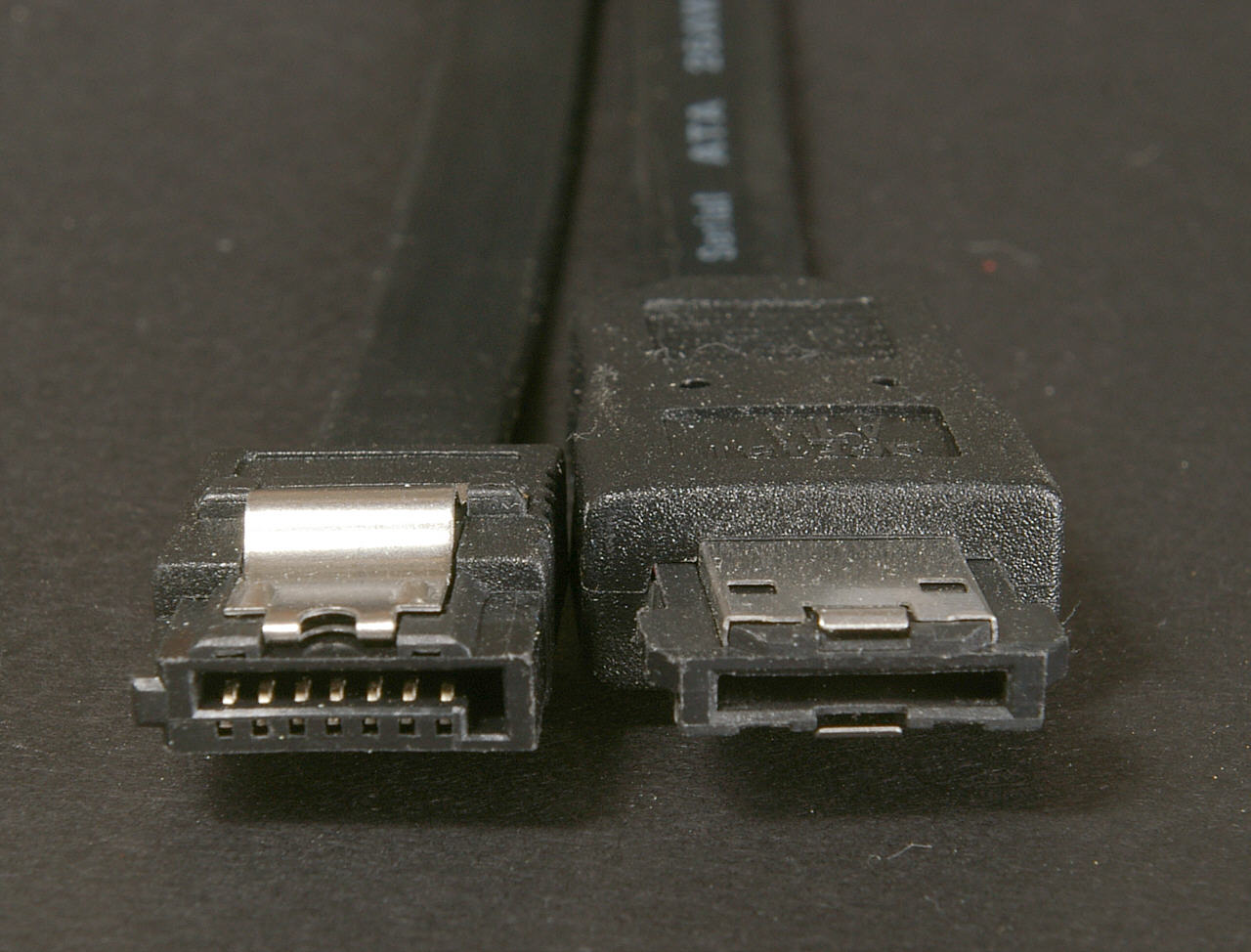 SATA- und eSATA-Stecker